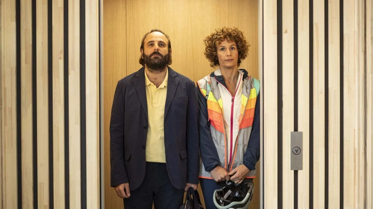 First Rémi (Vincent Macaigne) suddenly has a living sex doll at home - and then a possible relationship with her new colleague Patricia (Cécile de France) is on the horizon.