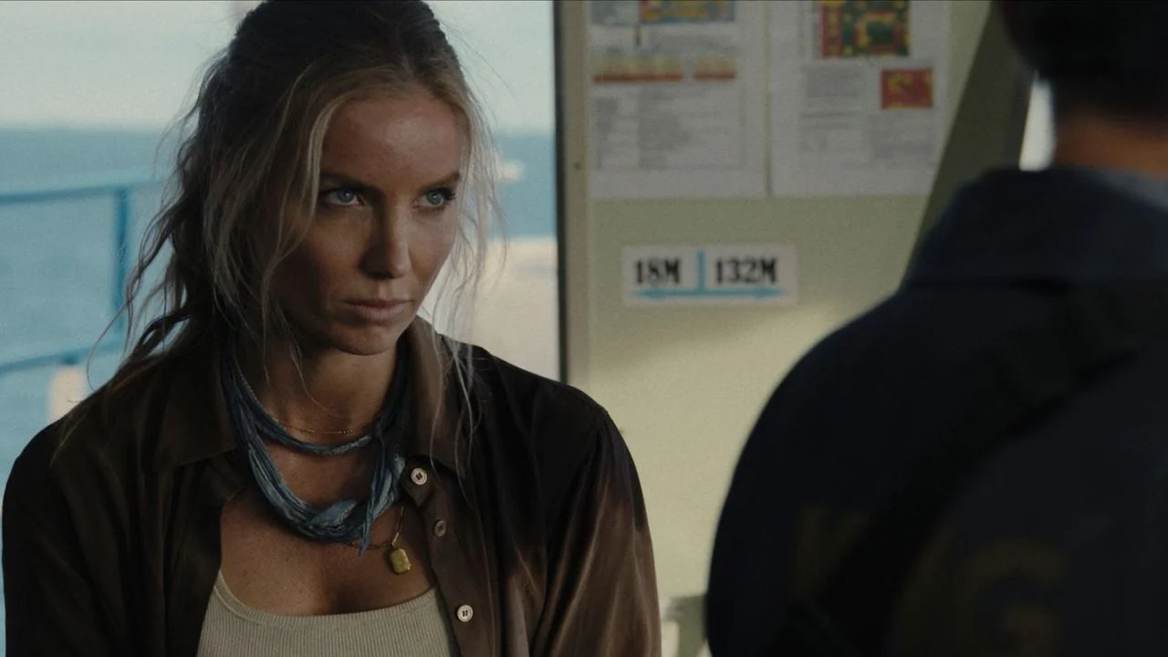 Angie (Annabelle Wallis) is the only one who understands: If you have the choice between a single Jason Statham and a heavily armed private army - then of course you take Statham's side!