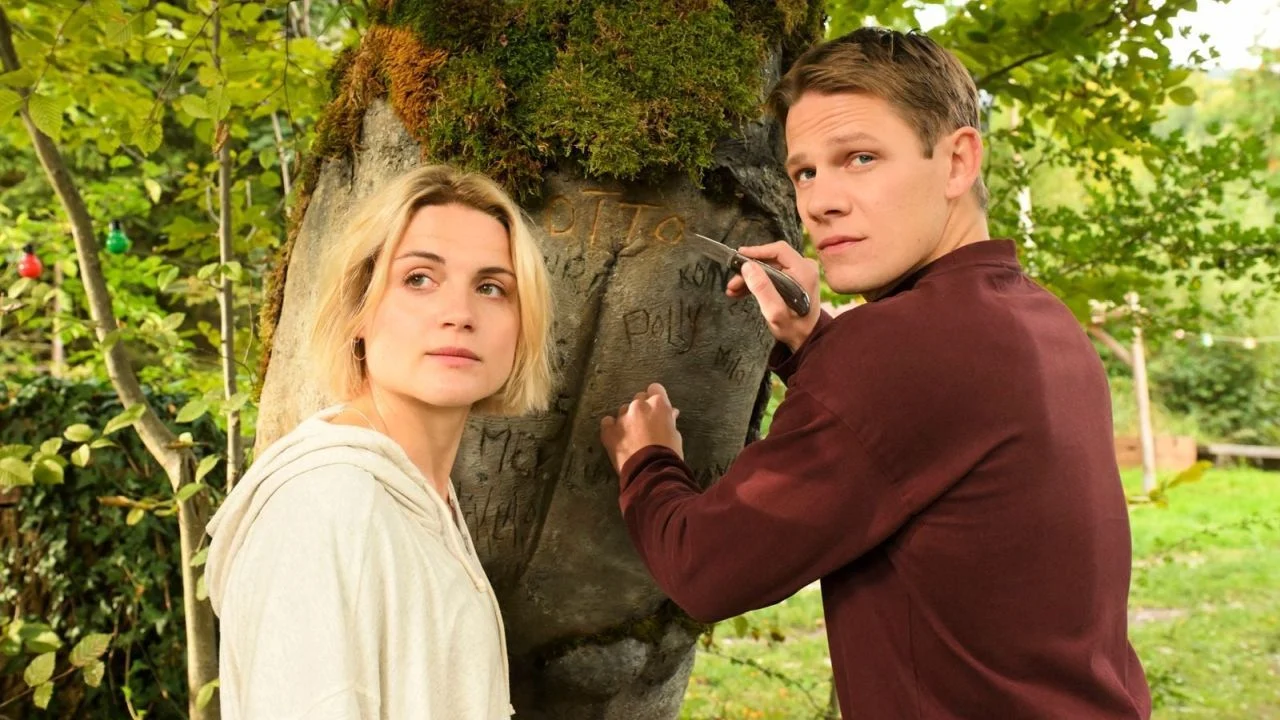 As if the situation wasn't tricky enough, young crook Alex (Max von der Groeben) also develops a crush on the committed Polly (Mala Emde).