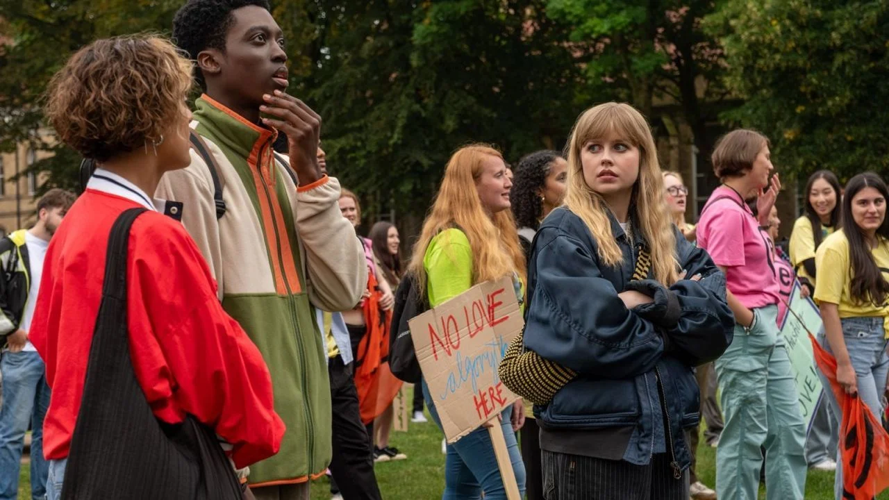 Not only Owen, but also Emily (Angourie Rice) has to realize that she may have been idolizing the wrong people so far.