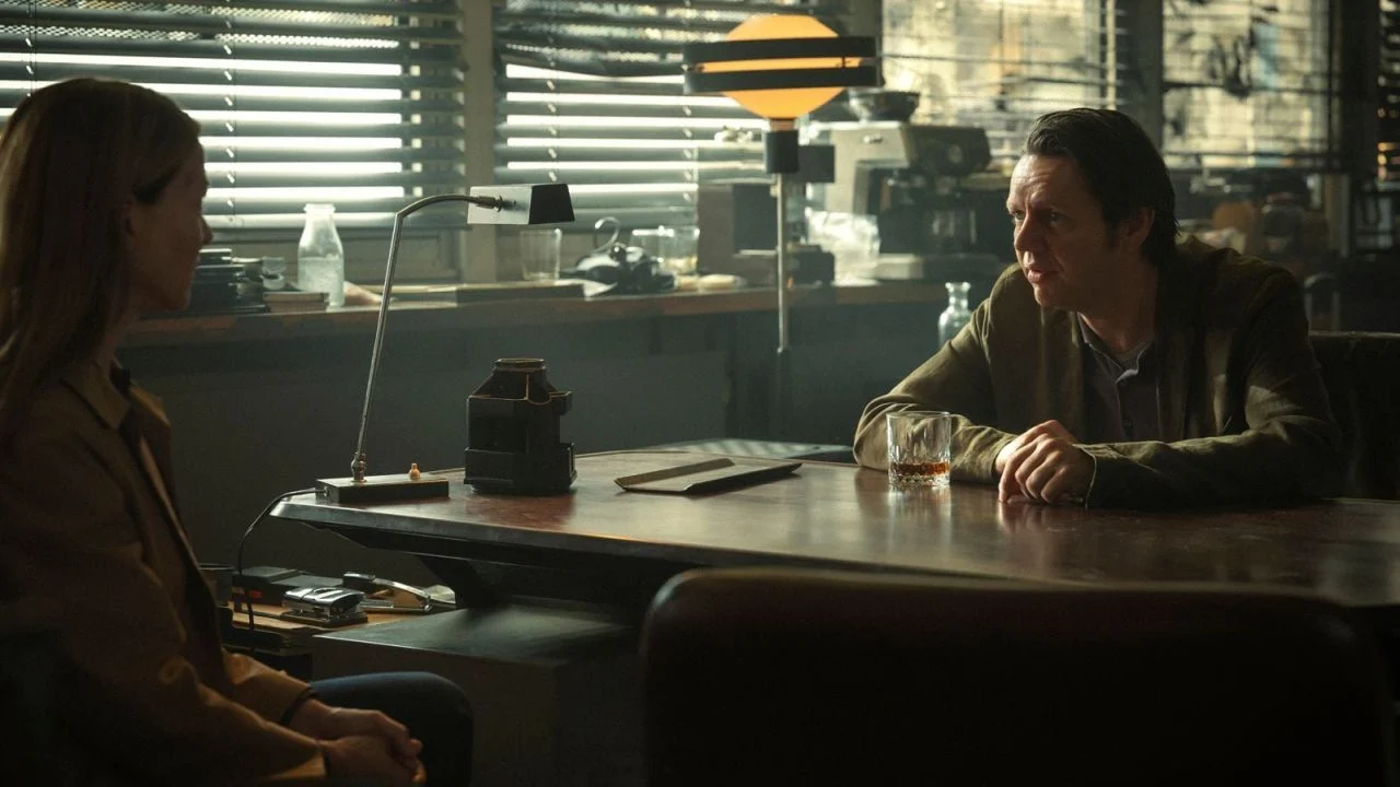 Almost every room looks similar. Only in Lutz Rosentreter's (Christian Friedel) office do you suddenly feel like you've been transported back to a detective novel from the 1920s.