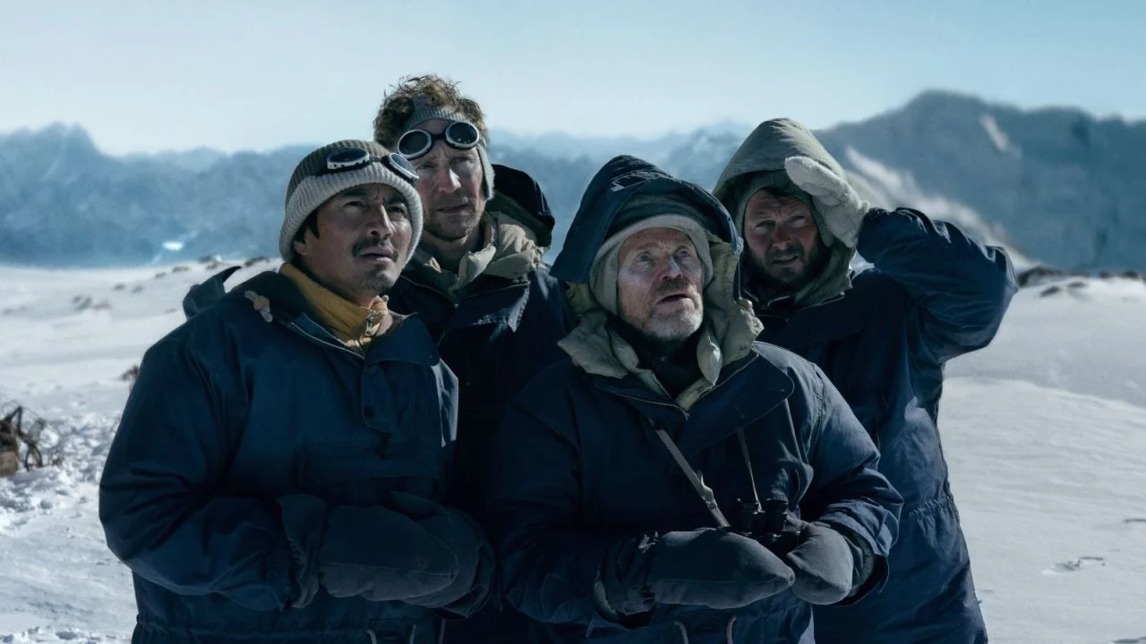 Military officer John Hunt (Willem Dafoe) leads the expedition - but Tenzing Norgay is still far ahead of him in terms of know-how.