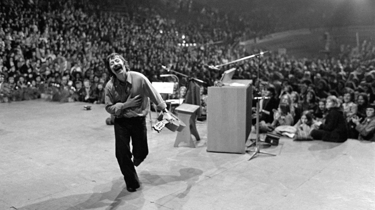 At the Cologne concert in 1976, Wolf Biermann appeared on a stage again for the first time after being banned from performing for many years - as if he had never been away.
