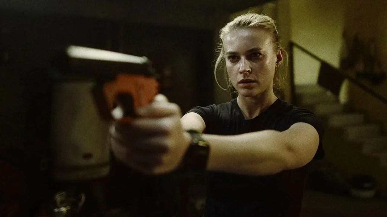 She may not be a police officer, but firefighter Alex (Jeanne Goursaud) also knows how to defend herself if the worst comes to the worst.