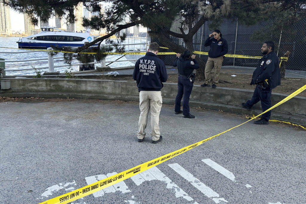 3 dead in knife attacks in Manhattan; a suspect detained