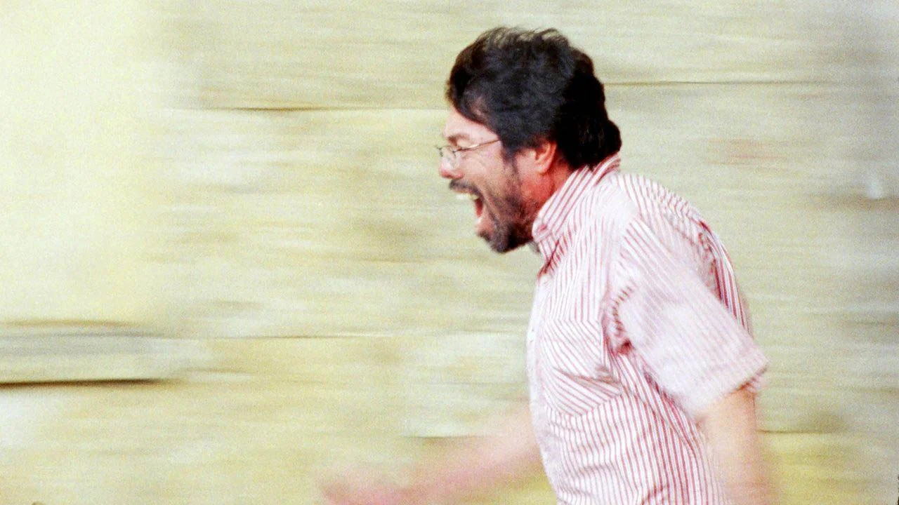 Oscar Restrepo (Ubeimar Rios) is a failed poet, alcoholic and lives with his mother again in his mid-50s - yet the film never completely exposes him to ridicule.