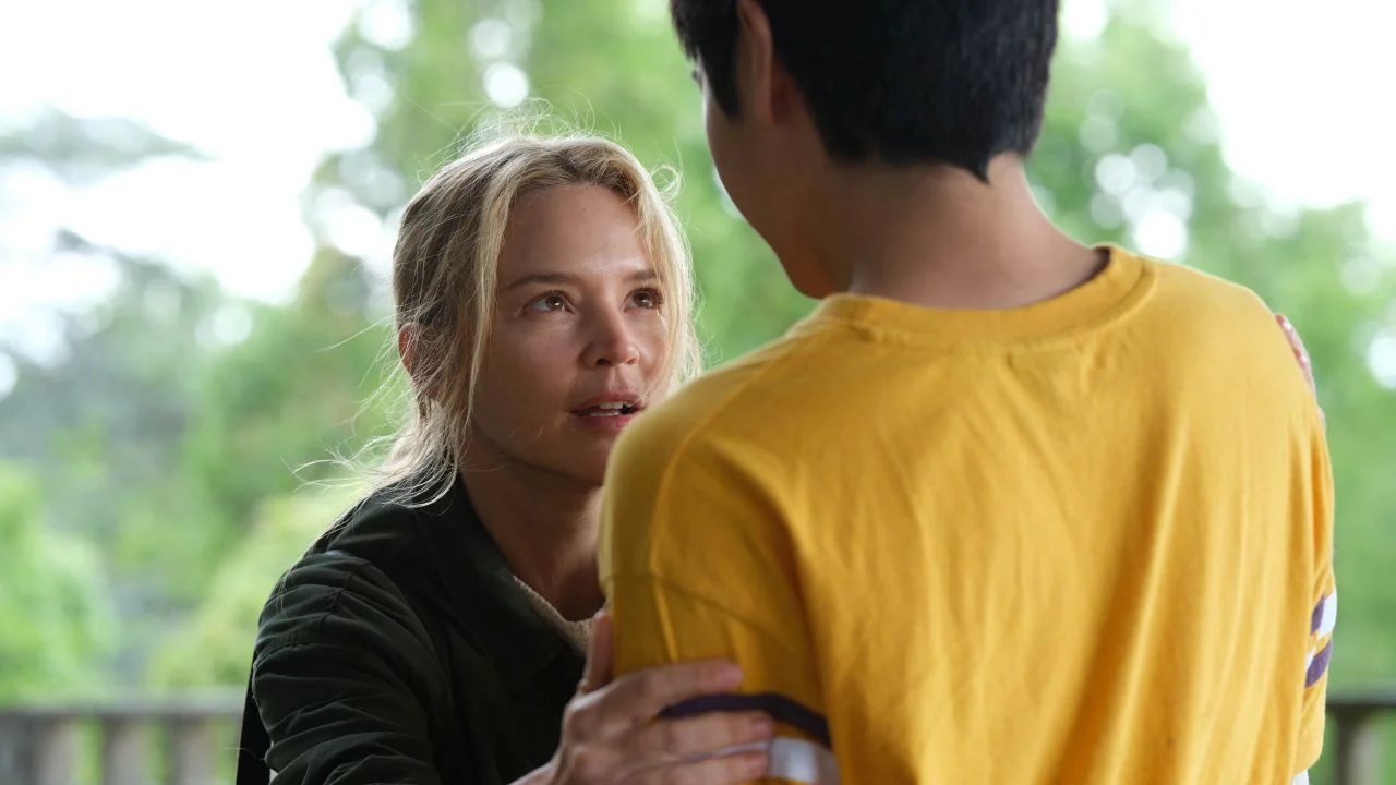 Since the field of perception of people with dementia is severely limited, Marie-Lou (Virginie Efira) has gotten into the habit of meeting everyone very close and at eye level.