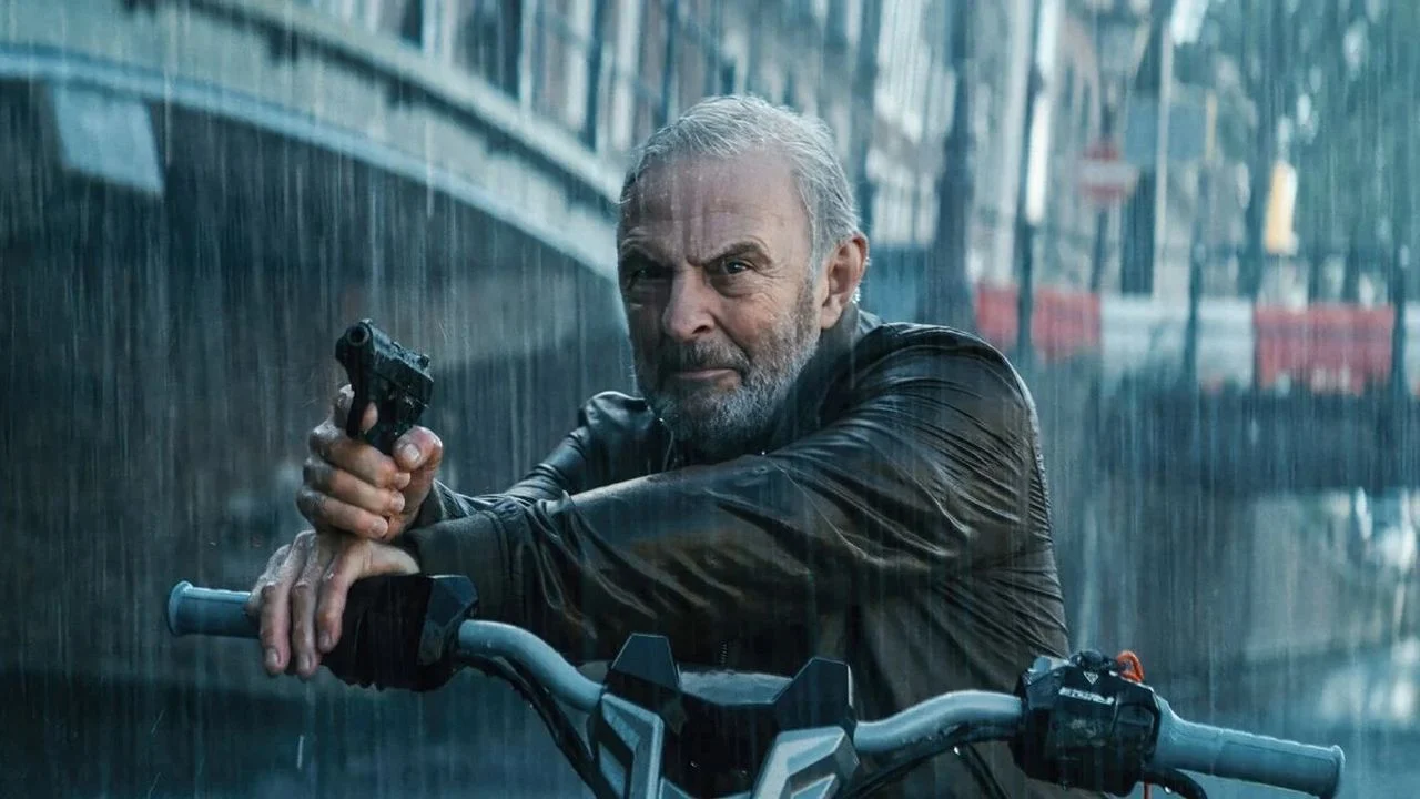 Huub Stapel, as top investigator Eric Visser, takes on a diving serial killer again in the sequel!