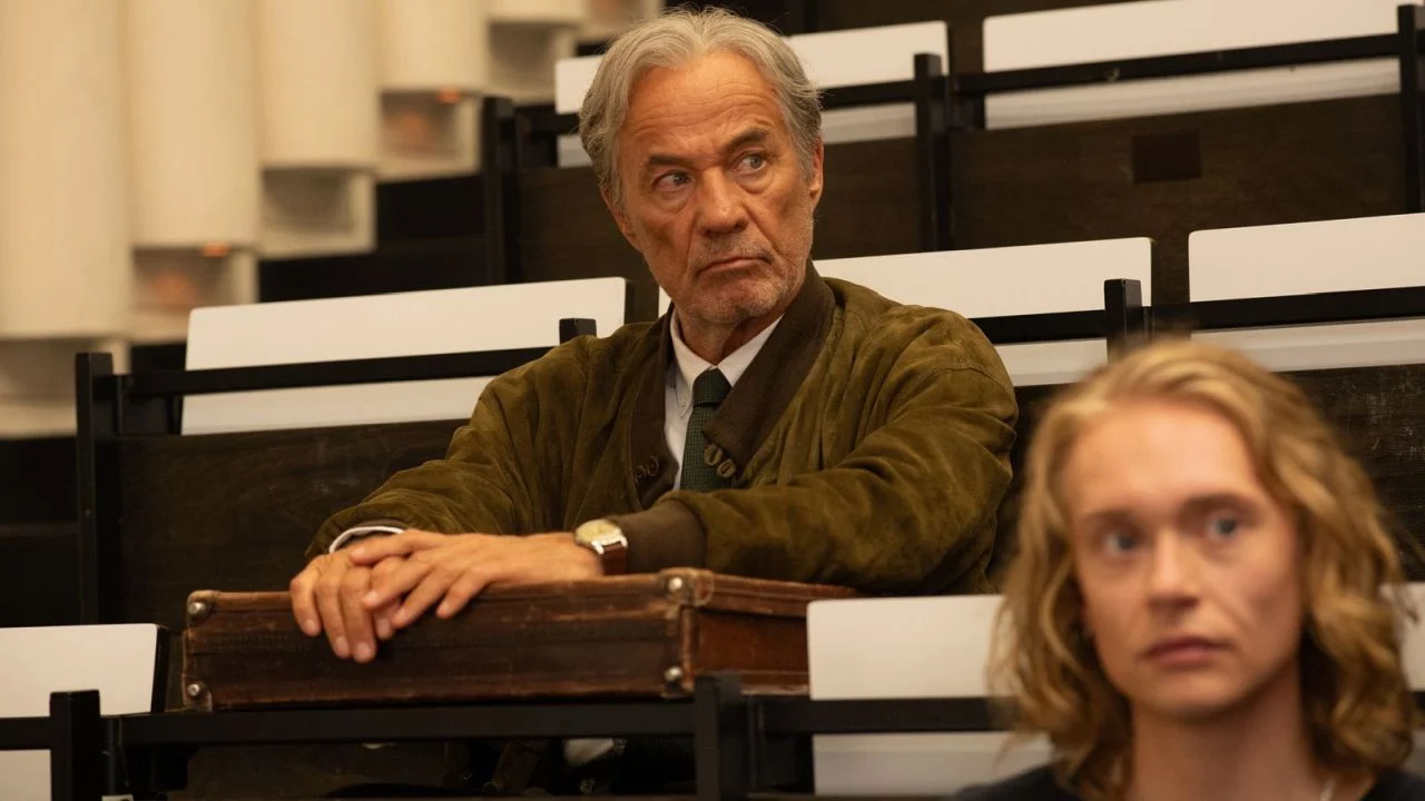 In order to win back the love of his youth, Walter (Heiner Lauterbach) returns to his studies even in retirement age.