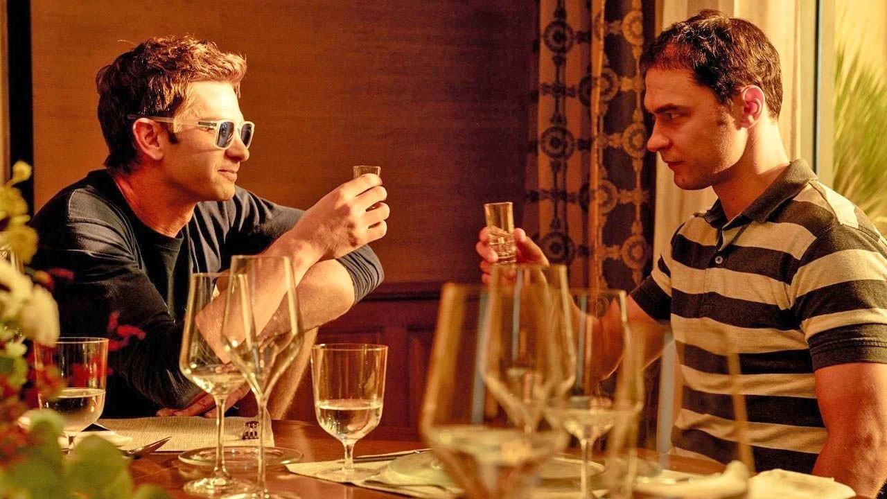 Ilya Sutskever (Yura Borisov) and Sam Altman (Andrew Garfield) are among the founders of OpenAI - but the collaboration is not free from power games and conflicts of interest.