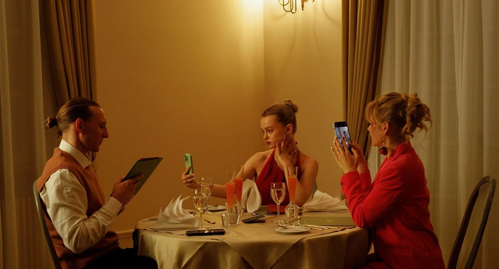 Normal conversations are hardly possible at the dinner table. As soon as it gets personal, the live stream will start.