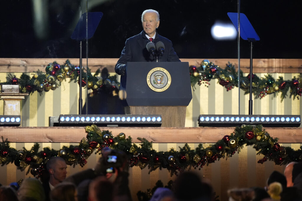 Biden affirms that his Christmas wish is for the US to continue searching for light, freedom and love