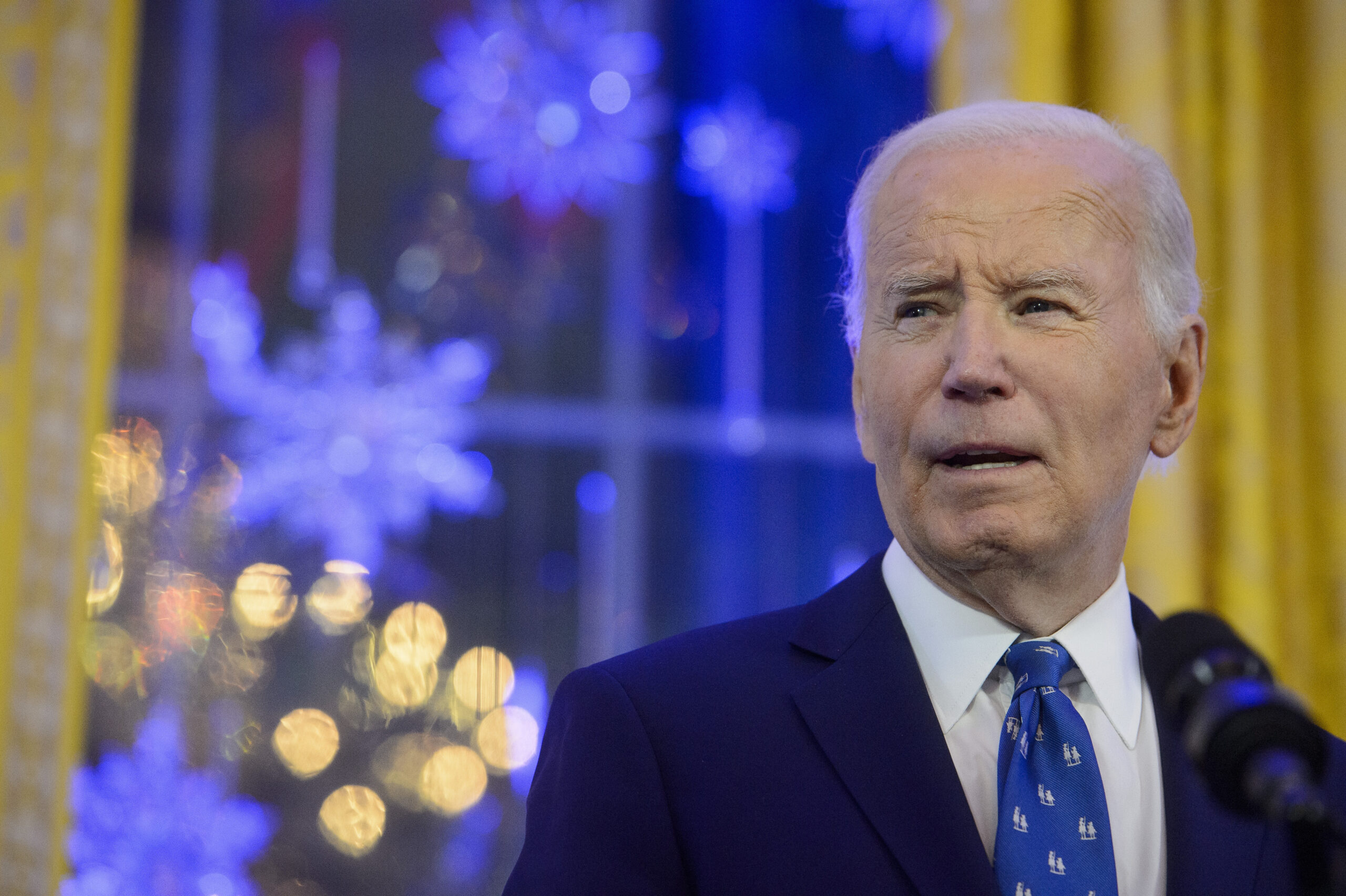 Biden calls for banning lawmakers from buying and selling stocks