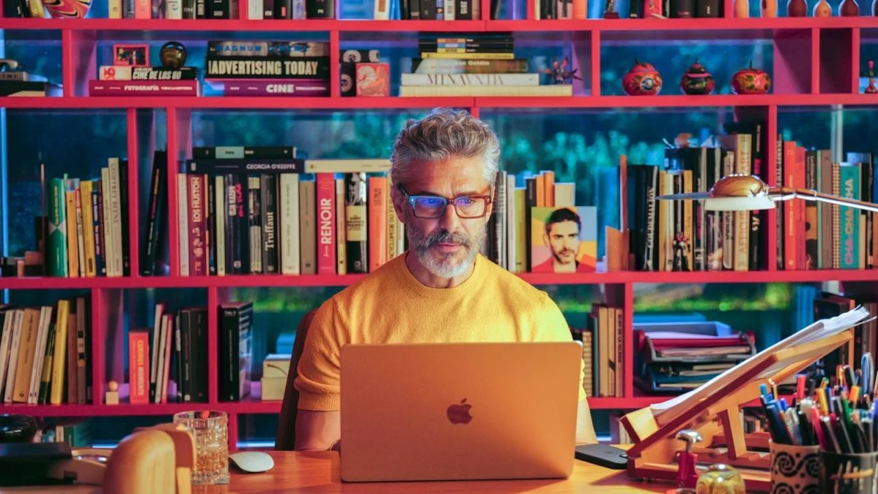 Almodóvar's alter ego No. 1: Leonardo Sbaraglia as Raúl.