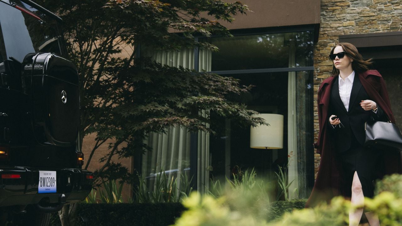 The pharmaceutical CEO Michelle (Emma Stone) is targeted by the alien conspiracy theorists.