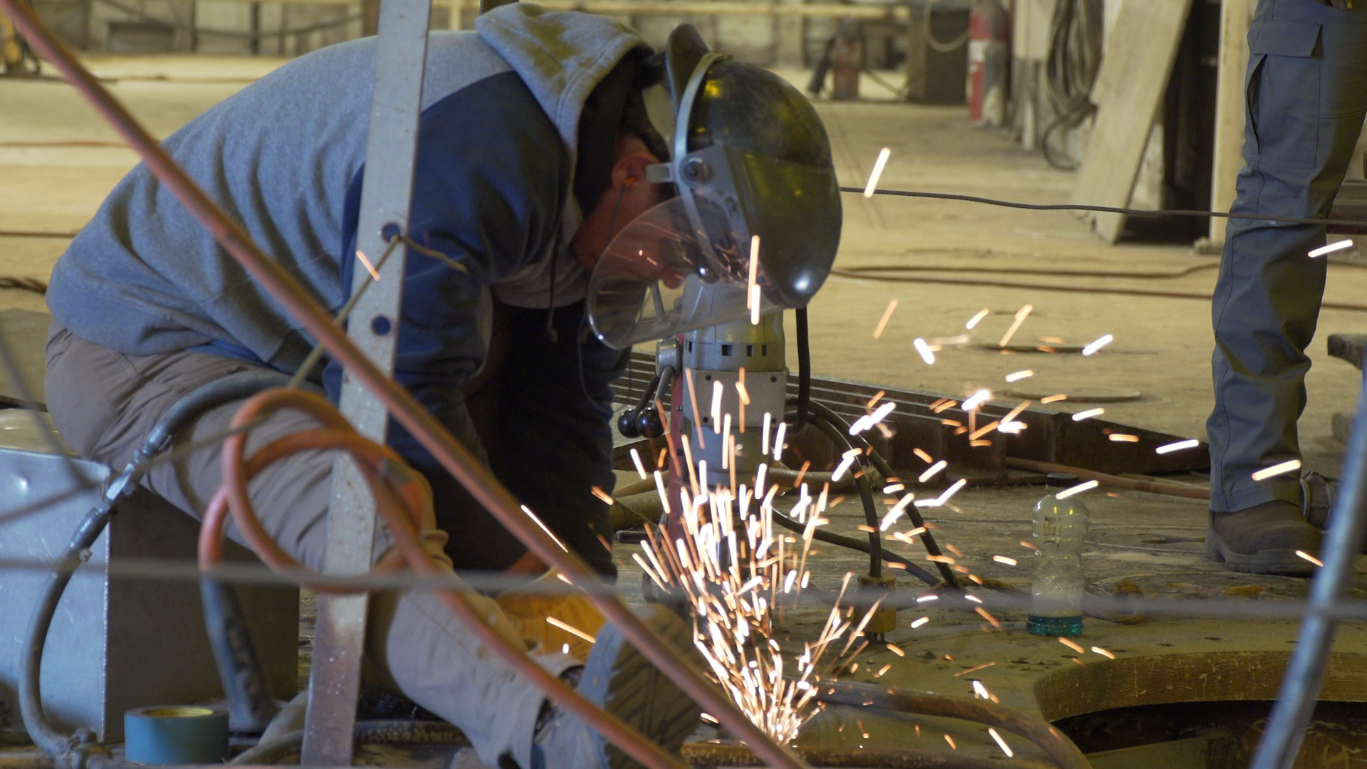 China exceeds the United States in the number of military and commercial ships