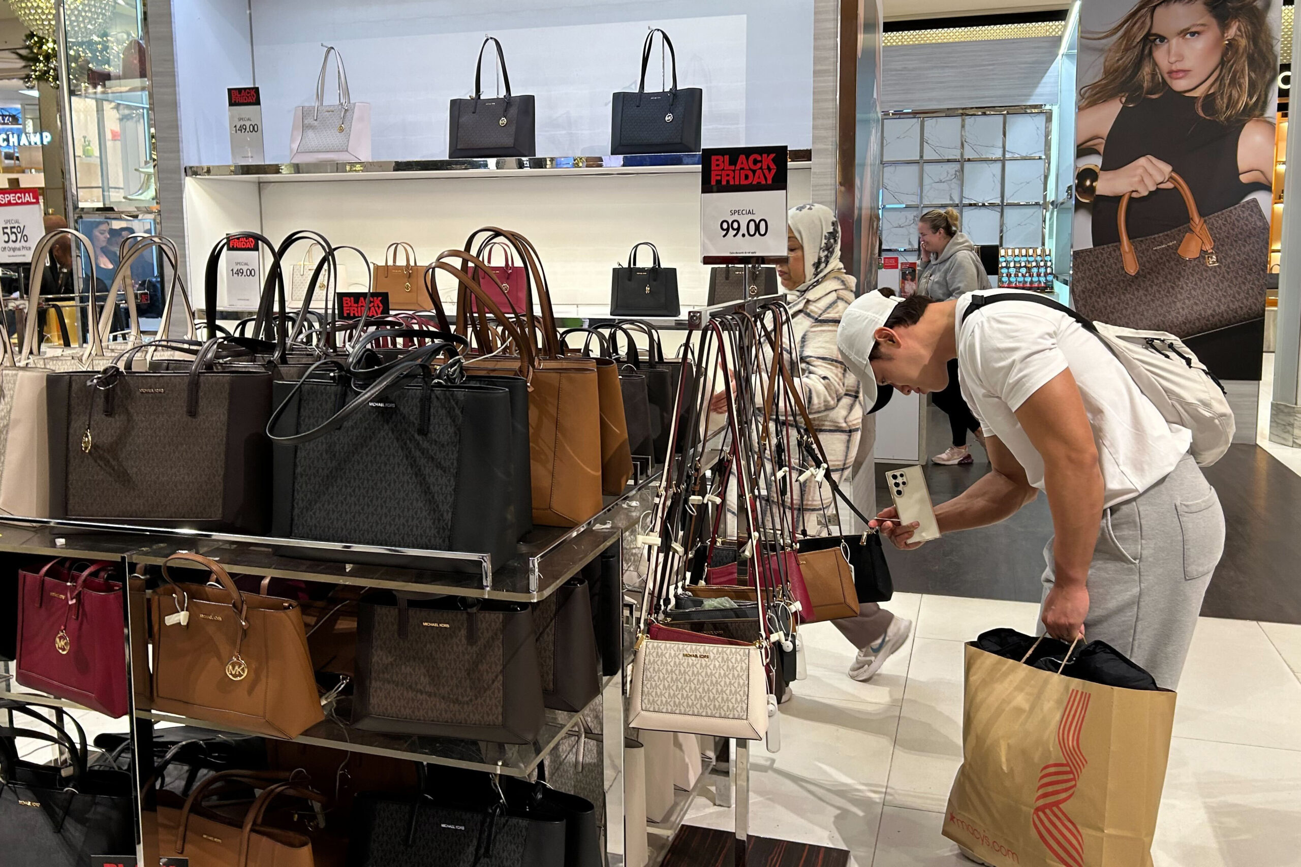 Christmas shopping increased this year in the US despite high prices