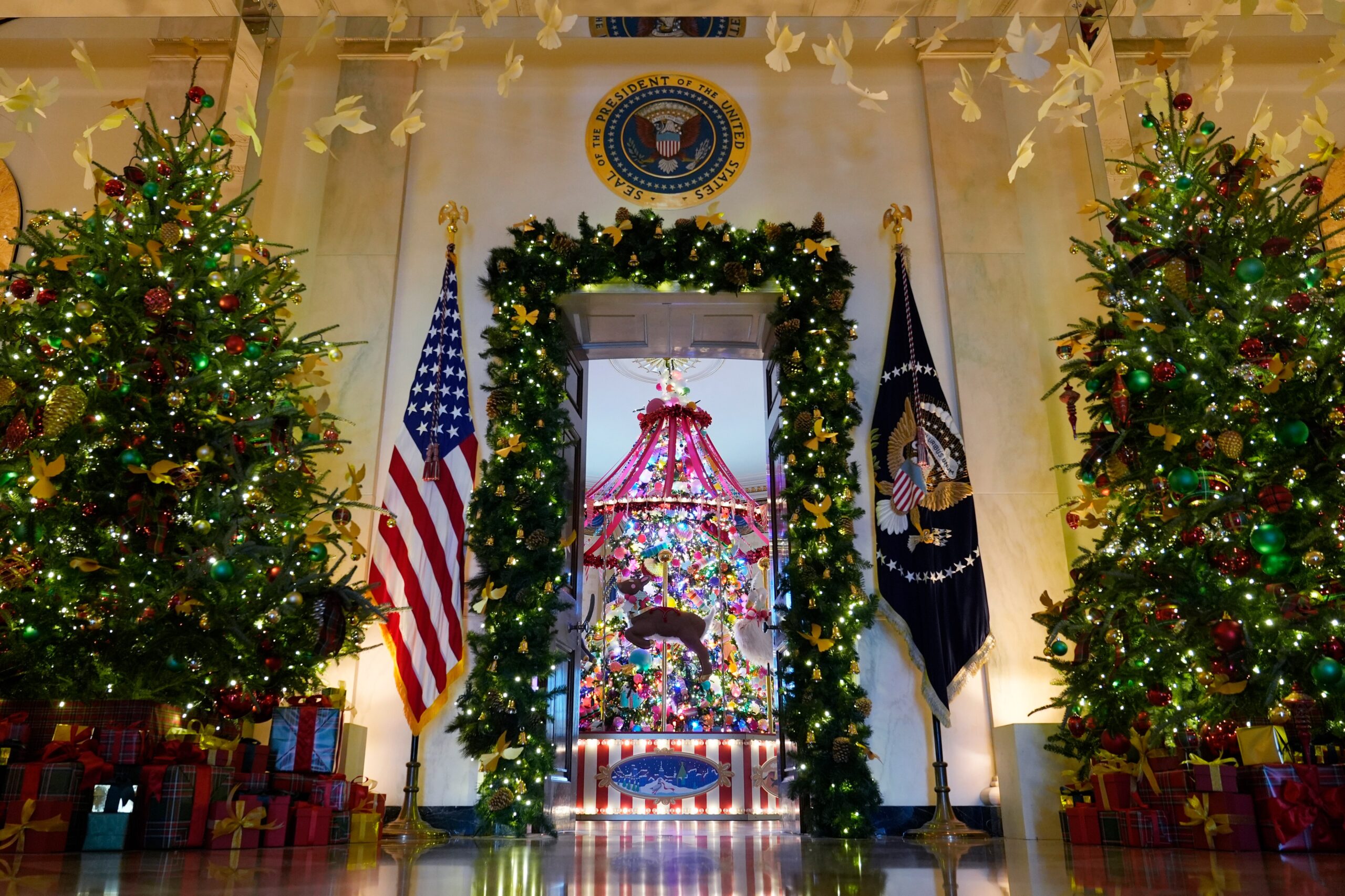 Christmas theme in the Biden White House: "A season of peace and light"