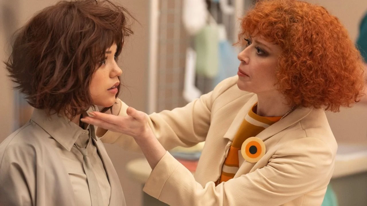 Even with discount campaigns, the store manager (Natasha Lyonne) has little hope of getting her quirky robot AI Klara (Jenna Ortega) sold.