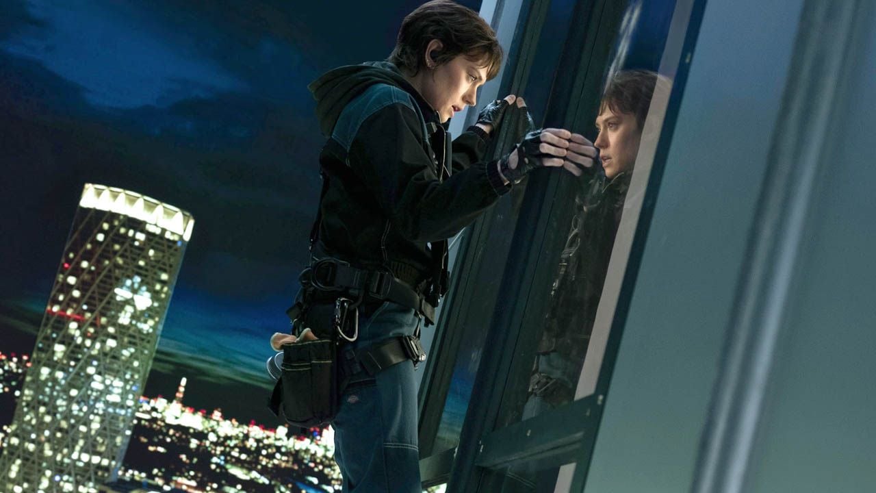 Must intervene unexpectedly when a London high-rise is besieged by eco-terrorists: window cleaner Joey (Daisy Ridley)