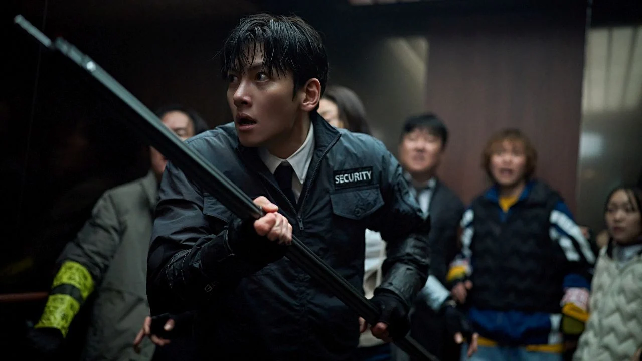 Security guard Choi Hyun-seok (Ji Chang-wook) is one of the few who survived the first wave of zombies in the high-rise building.