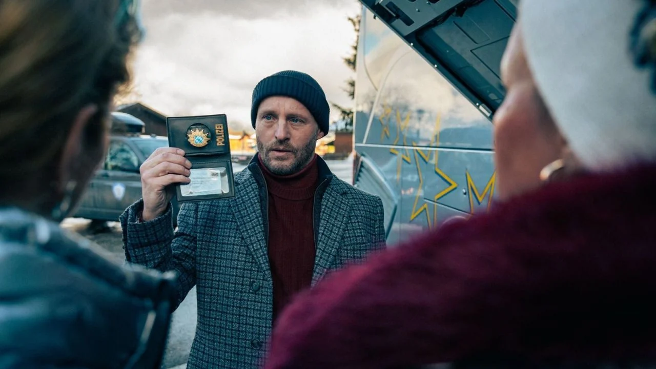 In contrast to Franz Eberhofer, his crime comedy competitor Hubertus Jennerwein (Florian Brückner) takes his job as inspector absolutely seriously!