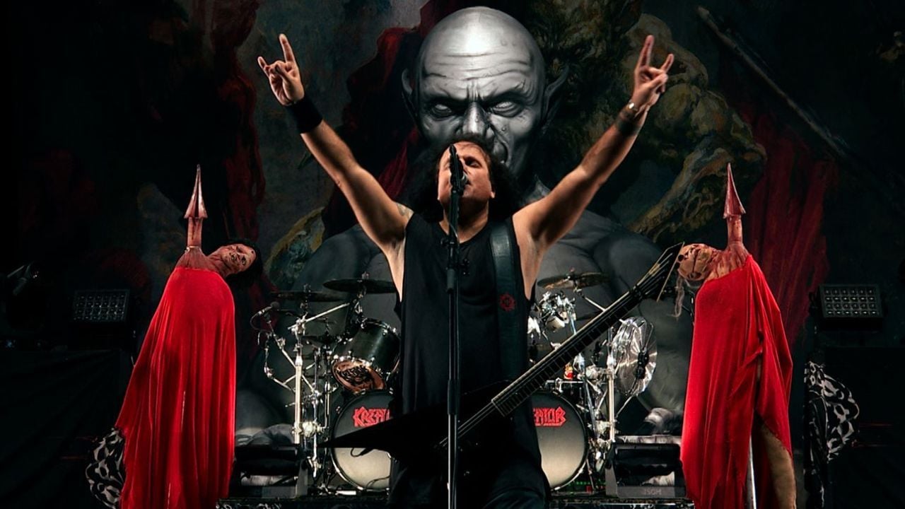 On the stage, the metallers shout the eardrum from their fans out of their ears ...