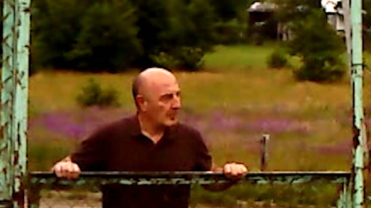 Irakli (David Koberidze) desperately searches for his missing daughter in rural Georgia - he is accompanied by invisible!