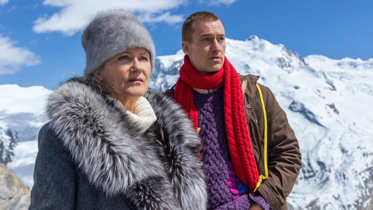 Philipp (Alexander Fehling) accompanies his mother (Barbara Sukowa) on an increasingly absurd road trip with the intention of giving away the family fortune.