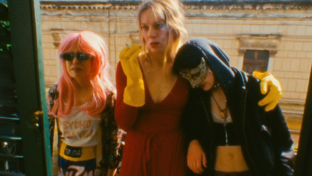 It's stupid: Charlotte (Lilith Stangenberg), Helena (Mücke) and Oskar (Chang Wang) all fall in love with the same guy!