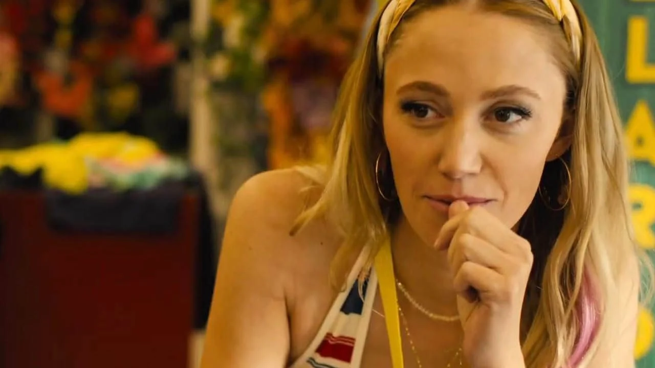 Kenna (Maika Monroe) meets the love of her life while working at a local store - not knowing what tragedy fate has in store for her.