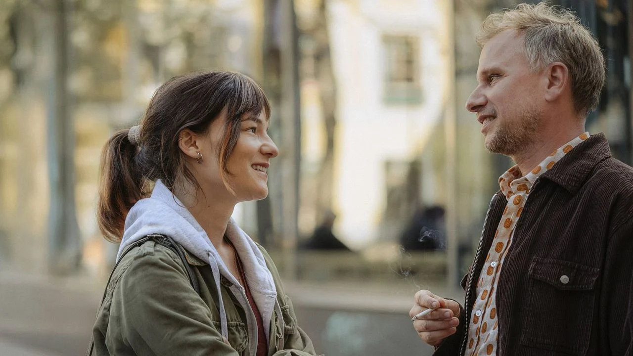 When Barbara (Valerie Pachner) sees the clown Heli (Robert Stadlober) performing on the street, she spontaneously speaks to him afterwards.