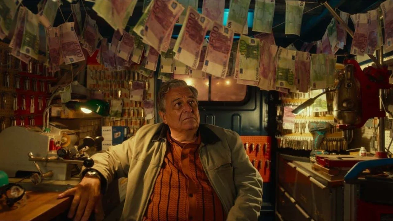 Ex-safecracker Hippolyte (Christian Clavier) isn't used to this: For the first time, he has to open a safe to put money in it!