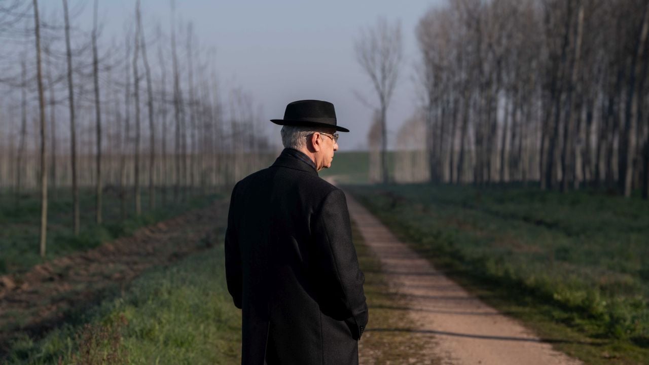 At the last few meters of his term, President Mariano de Santis (Toni Servillo) spends more and more time thinking of his late wife (and the possible identity of her side jump).