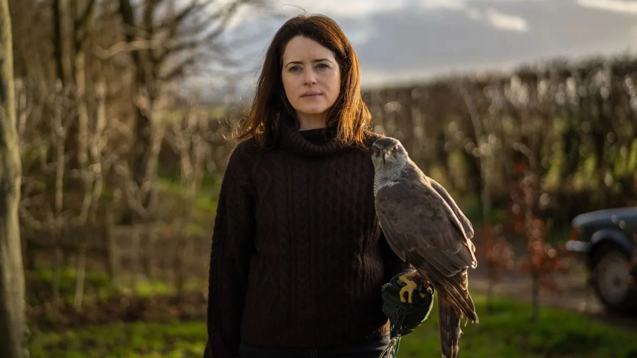 Helen Macdonald (Claire Foy) slowly finds her way back to life thanks to her hawk.