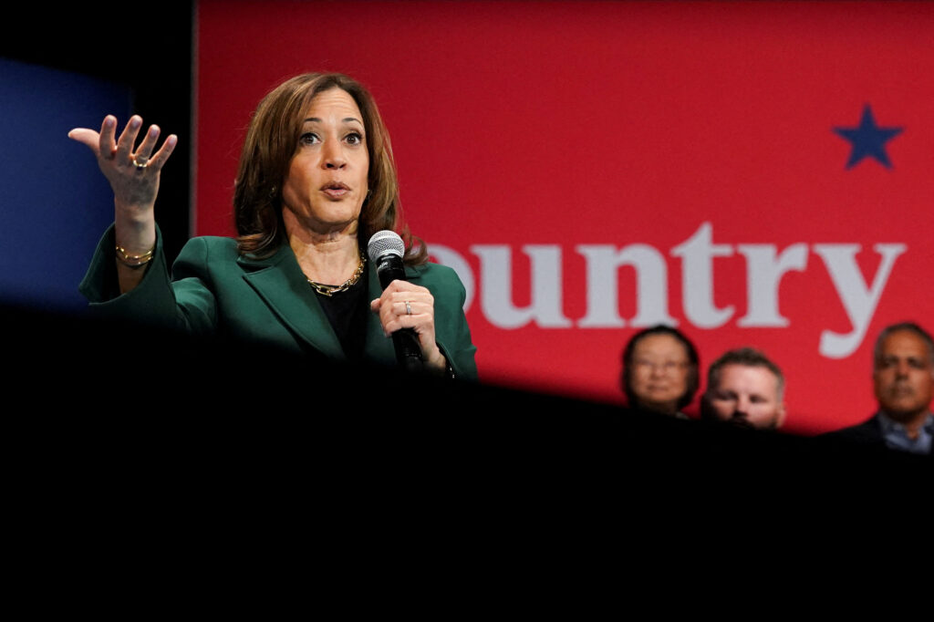 Harris talks about economic opportunities for Latino men; Trump insults her