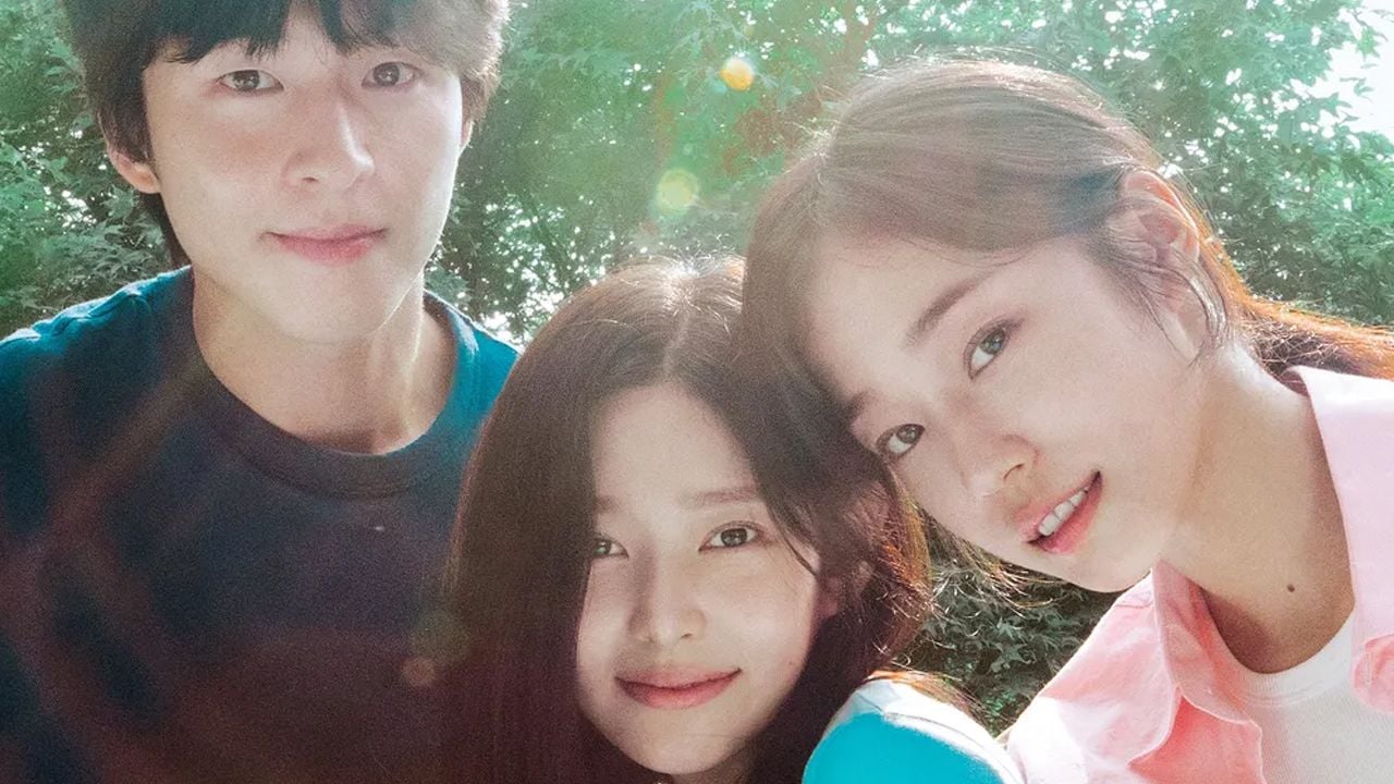 The newly in love Yong-jun (Hong Kyung) and Yeo-reum (Roh Yoon-seo) chat with sign language.