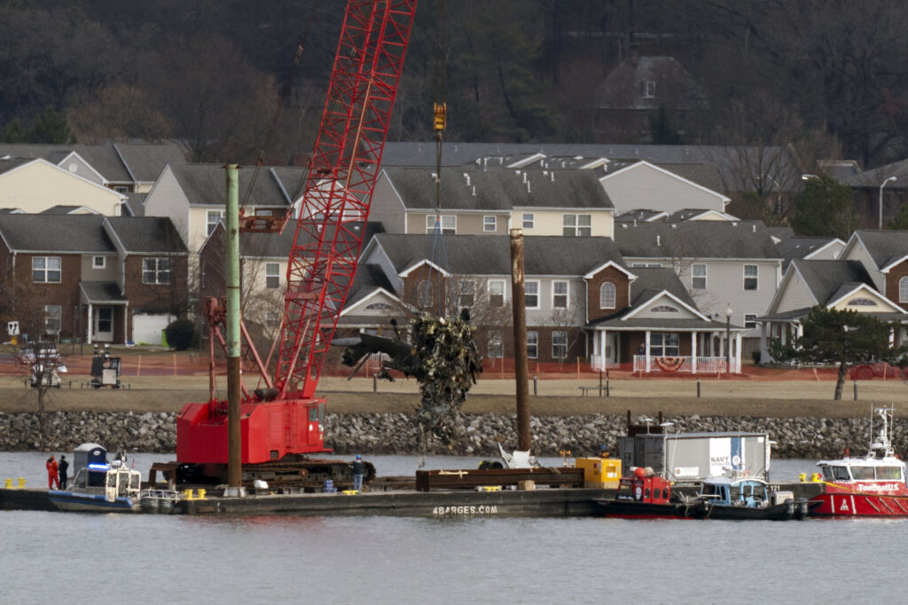 Helicopter crew that crashed with plane in Washington may not hear the tower instruction