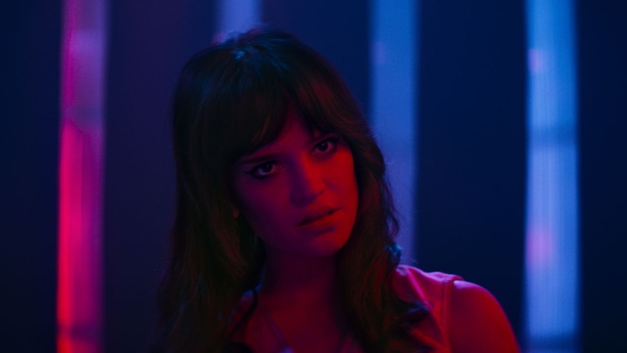 Elle (Sophie Thatcher) is slated for the lead role in a space opera - but at the same time she also has to be careful of the infamous “Leatherman”.