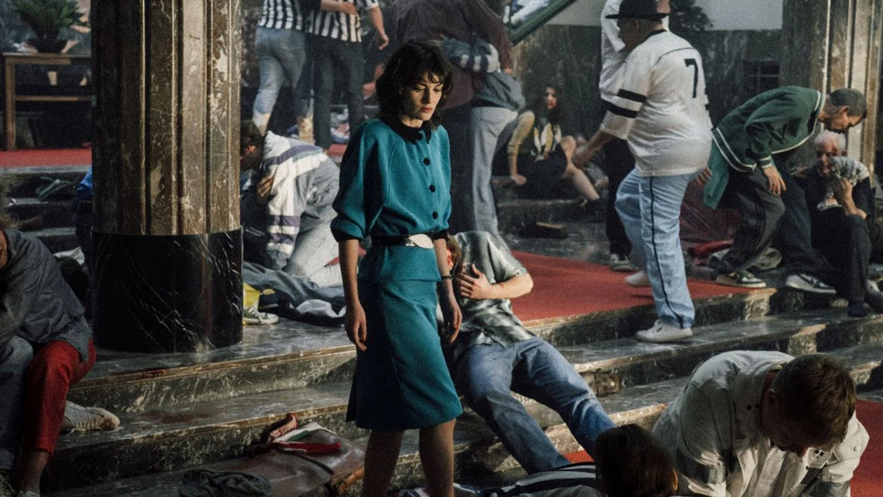 Powerless, the mayor's daughter Marie (Violet Braeckman) walks through the many seriously injured people!