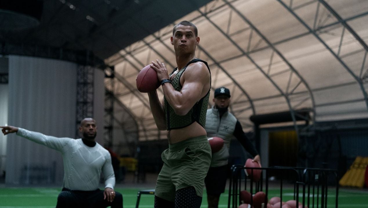 Cameron Cade (Tyriq Withers) is still at the beginning of his career, but would do anything to be as successful as his idol Isaiah White (Marlon Wayans)!