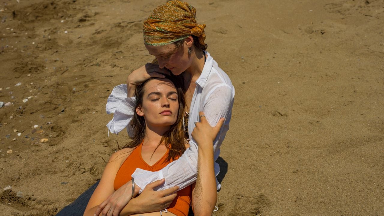 Sofia (Emma Macke) finds the affection at Ingrid (Vicky Krieps) that she lacks in the difficult relationship with her mother.