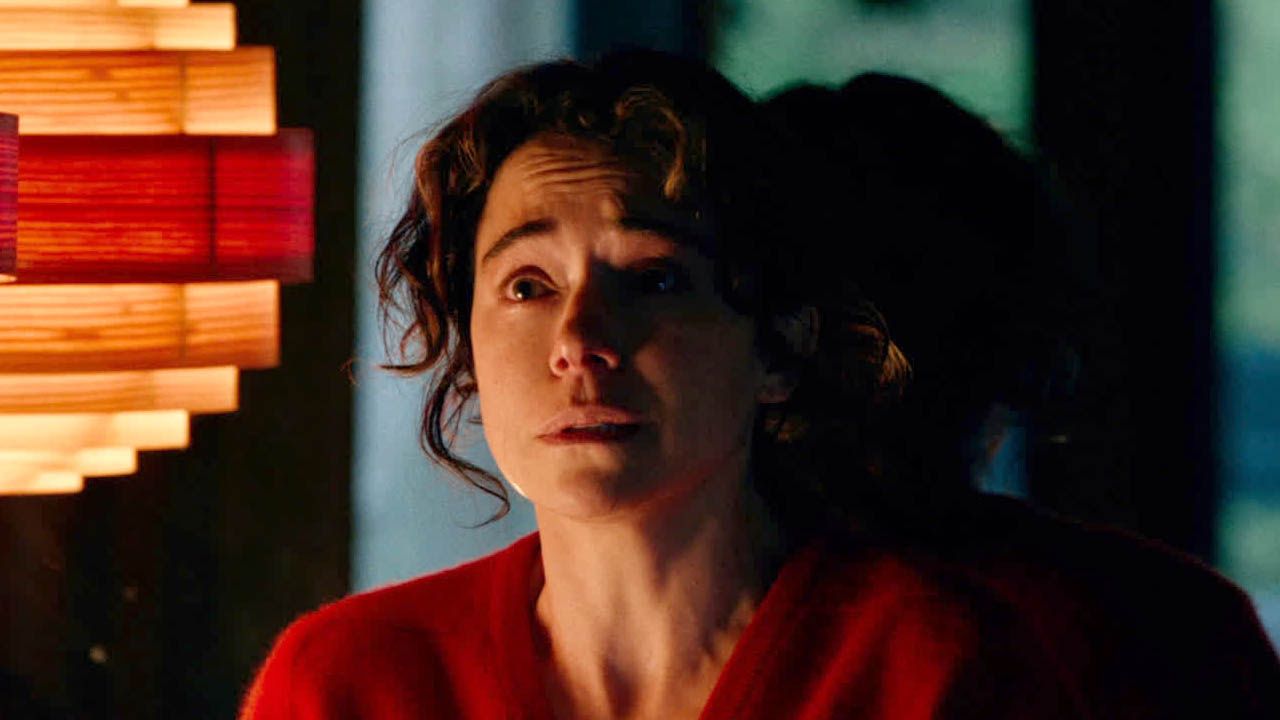 City dweller Liz (Tatiana Maslany) feels anything but comfortable in her boyfriend Malcolm's cabin in the woods - and she has good reasons for it.