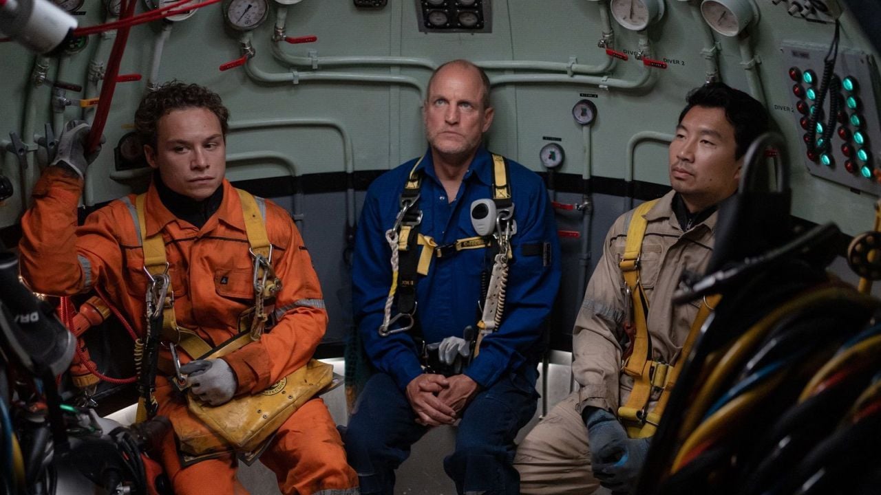 When Chris (Finn Cole), Duncan (Woody Harrelson) and Dave (Simu Liu) were on their bet in the diving bell, then the calm is literally calm before the storm.