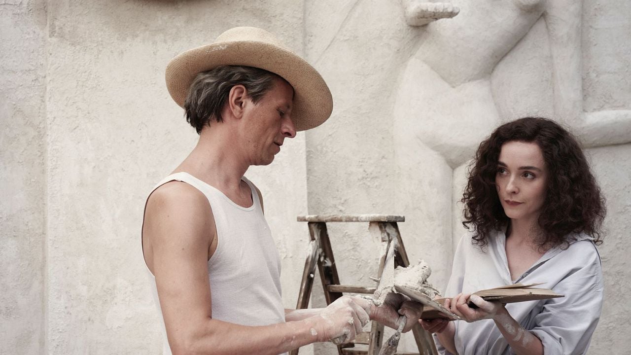 The relationship between Leonora Carrington (Olivia Vinall) Max Ernst (Alexander Scheer) is anything but uncomplicated ...