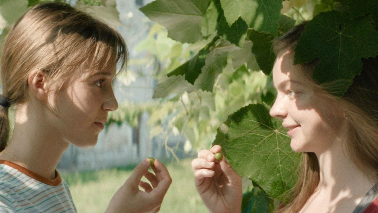 Lucija (Jara Sofija Ostan) and Ana-Marija (Mina Švajger) get closer to each other at the school choir weekend.