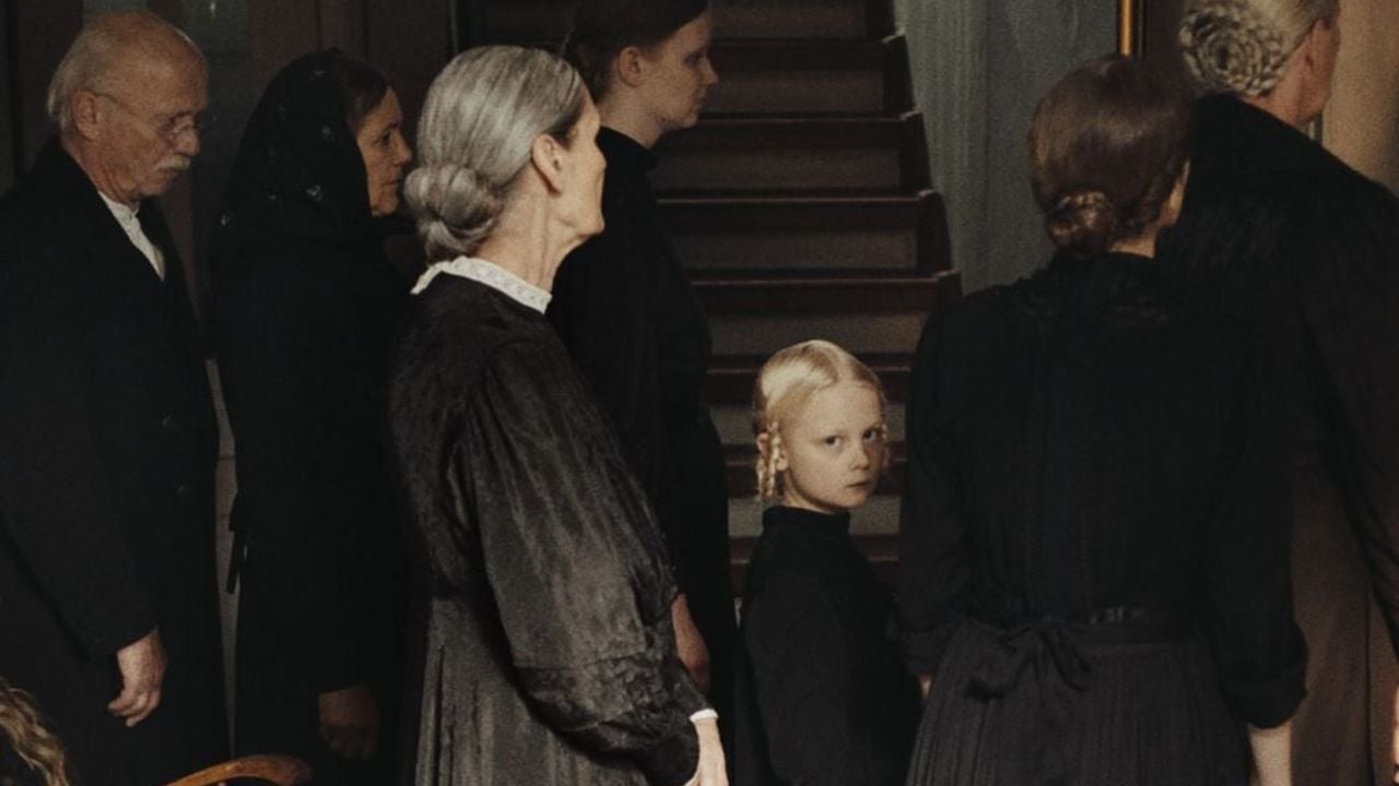 Who is the little Alma (Hanna checks) just looking at it? Again and again the fourth wall is broken with looks alone ...