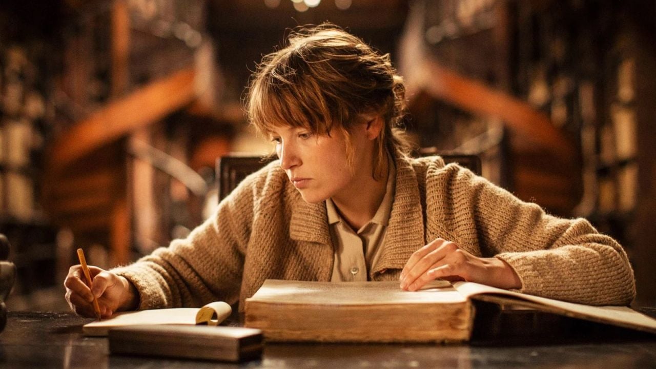 Maria Reiche (Devrim Lingnau) sits a lot in libraries to ventilate the secret of the