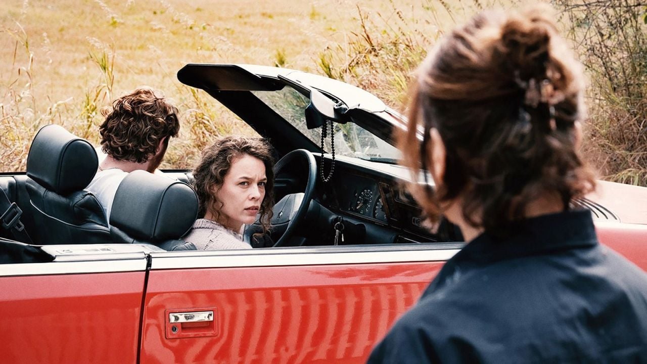 Already the first to drive past, there is a connection between Laura (Paula Beer) in the convertible and Betty (Barbara Auer) on the garden fence.