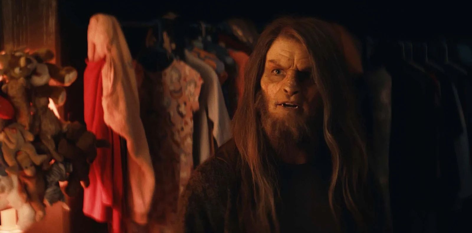 The title -giving monster (Tommy Dewey) has been living undiscovered in Laura's apartment for a long time. Soon he will become a friend to her - and maybe even more ...